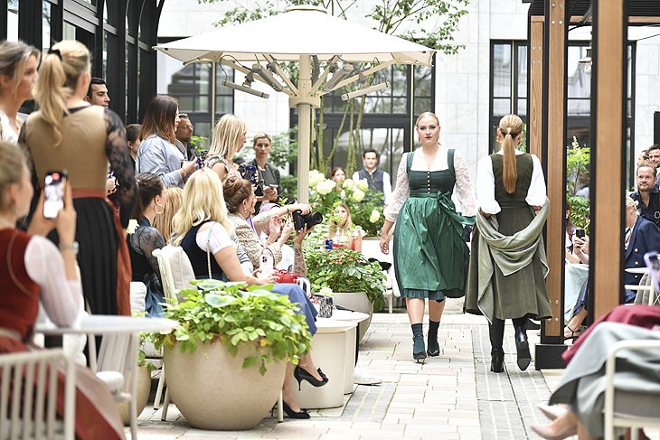 Show CocoVero Trachten „Catwalk & Champagne“-Event im Rosewood Munich in München am 04.07.2024 (@Foto: BrauerPhotos / Goran Nitschke)